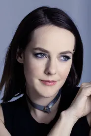Jena Malone as Carine McCandless / Additional Narration (voice) in În sălbăticie