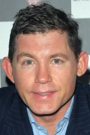 Lee Evans as Tucker in Mary cea cu vino-ncoa'