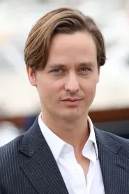 Tom Schilling as Kurt Barnert in Nu întoarce privirea!