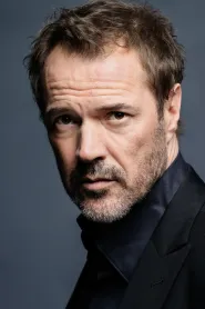 Sebastian Koch as Carl Seeband in Nu întoarce privirea!