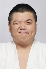 Lam Tze-Chung as Sing's Sidekick in Kung Fu la grămadă