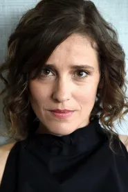 Angeliki Papoulia as Older Daughter in Canin
