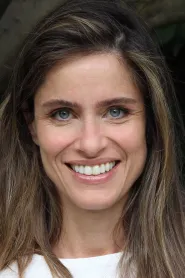 Amanda Peet as Paris in Identitate