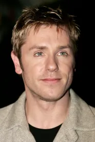 Ron Eldard as Lester in Casa de nisip și ceață