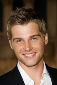 Mike Vogel as Bobby in Probleme de cuplu