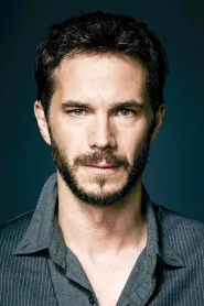 James D'Arcy as 1st Lt. Thomas Pullings in Maestru și comandant: Partea îndepărtată a lumii