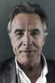 Don Johnson as Warden Tuggs in Celula 99