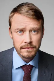 Michael Dorman as Greg in Triunghiul