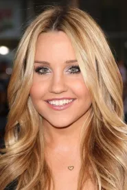 Amanda Bynes as Marianne in Păcătoasa