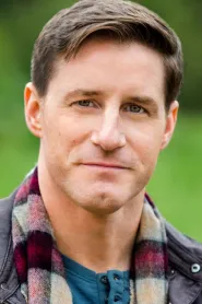 Sam Jaeger as Roe Messner in În ochii lui Tammy Faye