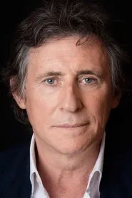 Gabriel Byrne as Tom Reagan in Razboi in sanul mafiei