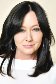 Shannen Doherty as Heather Duke in Scoala tinerilor asasini