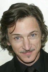 John Hawkes as Larry in Identitate