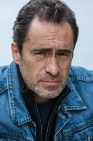 Demián Bichir as Hale in Captură la dublu
