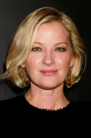 Gretchen Mol as Jo in Quintă royală