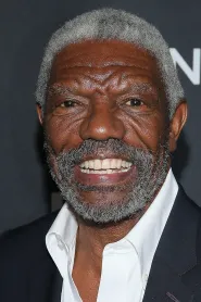 Vondie Curtis-Hall as Captain Prince in Romeo și Julieta
