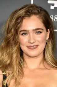 Haley Lu Richardson as Stella Grant in Five Feet Apart