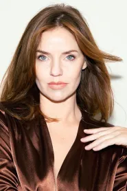 Kelli Garner as Margo in Lars și fata reală