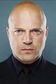 Michael Chiklis as Defense Secretary Callister in Ochi de vultur