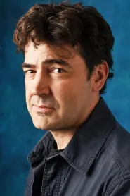 Ron Livingston as Roger Perron in Trăind printre demoni