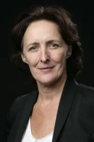 Fiona Shaw as Grandmother in Copacul vieții