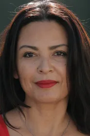 Elpidia Carrillo as Anna Gonsalves in Prădătorul
