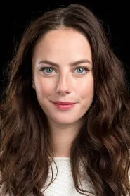 Kaya Scodelario as Eve in Luna