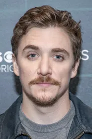 Kyle Gallner as Joel in Zâmbește