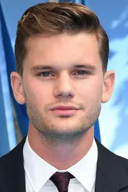 Jeremy Irvine as Albert Narracott in Calul de luptă
