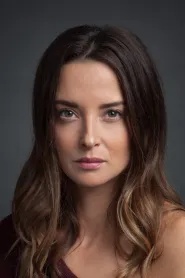Emily Baldoni as Julie in La cinci pași de tine